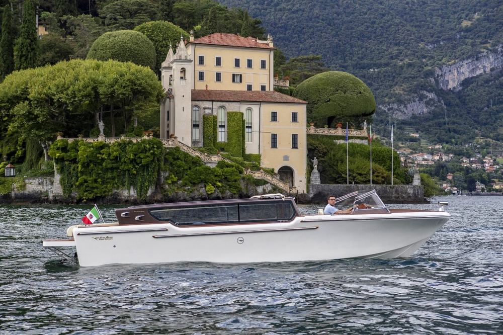 La barca di Lario Water Taxi davanti a Villa del Balbianello, Lago di Como