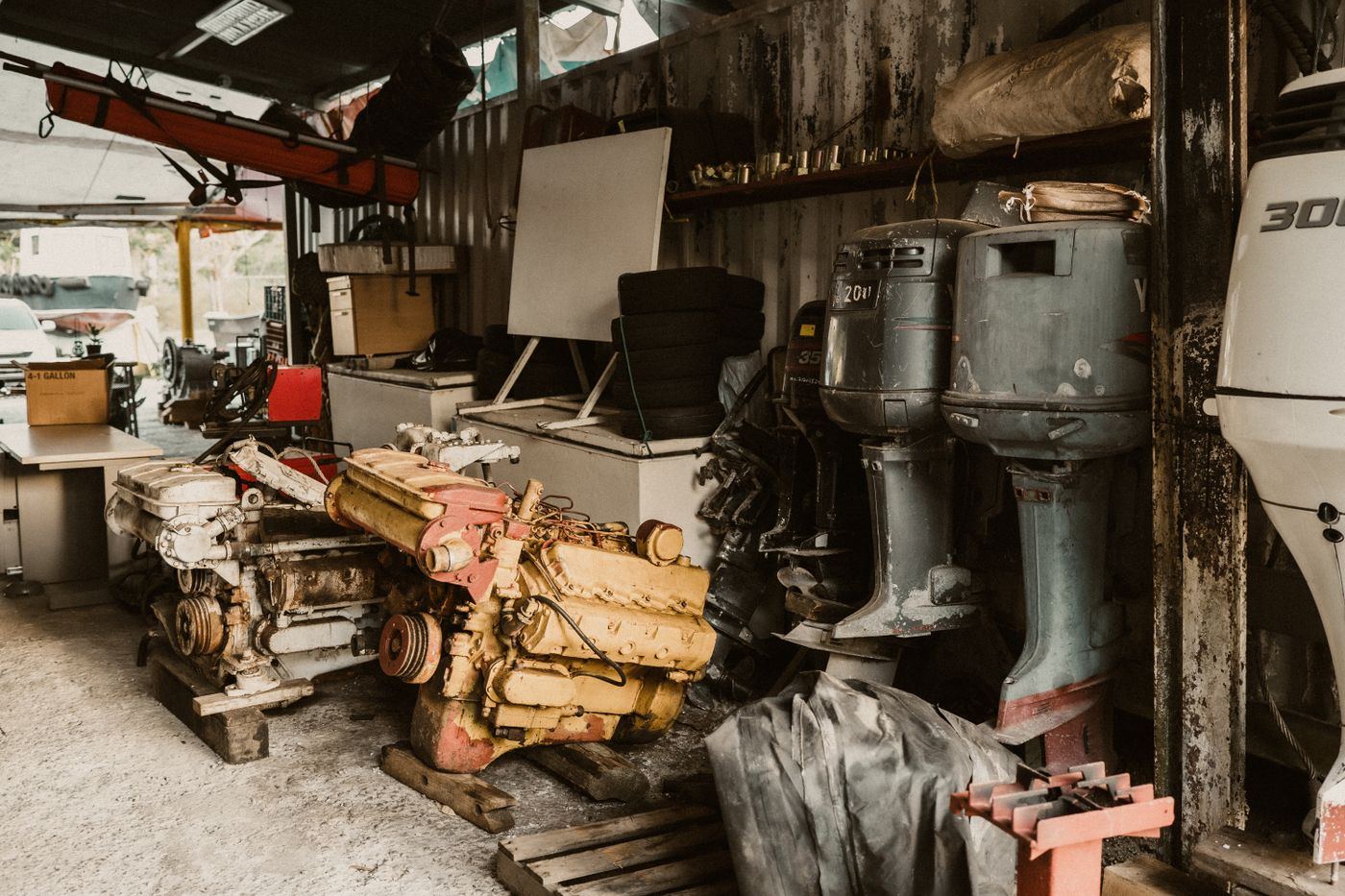 Officina con motori fuoribordo ed entrobordo in manutenzione